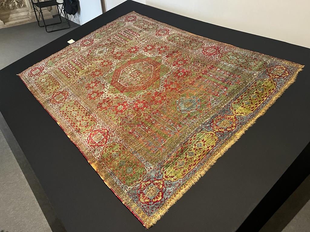 Museo Nazionale del Bargello, in partenza i lavori di riallestimento alla Sala Islamica e delle Maioliche Presentato il progetto e l’acquisto di due preziosi tappeti mamelucchi cinquecenteschi